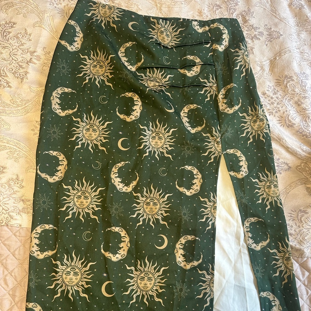 ROMWE Green Maxi Skirt with Cream Sun & Moon Print